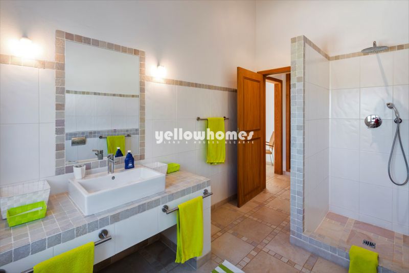 Moradia V2+1 com piscina numa localização tranquila perto da Mexilhoeira Grande